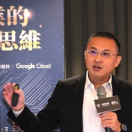 Google Cloud客戶解決方案架構師鄭家明，針對雲端天眼現代化資安監控（SIEM-SOAR）指出，當前企業在資安面臨的挑戰包括各式新型威脅、iT人員日常維護與專業資安人員供不應求等，「這也同樣是Google面臨的問題。」